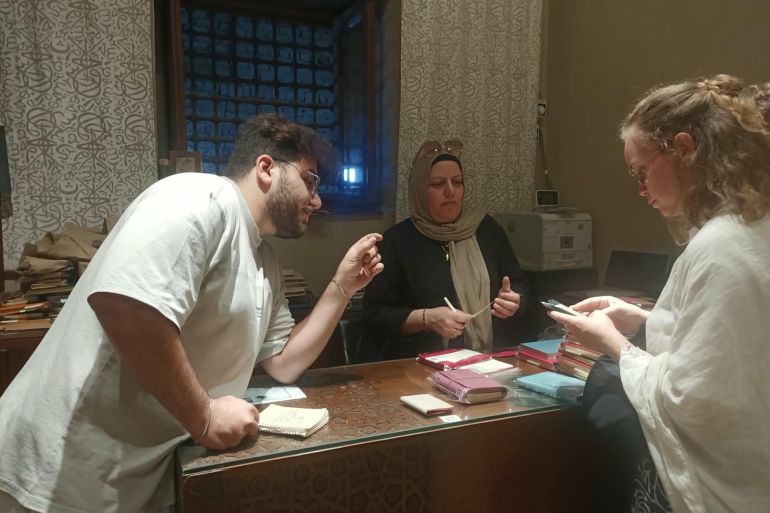 library-2-1792941562 الورق المعتق والجلود الطبيعية يمنحان دفاتر عبد الظاهر طابعها المميز