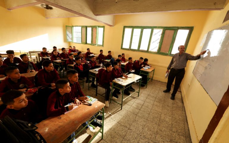 msr-mdrst-1790970198 An Egyptian teacher instructs students on the first day of the academic year at Giza Preparatory School for Boys, in Giza, Egypt, September 21, 2025. REUTERS/Mohamed Abd El Ghany