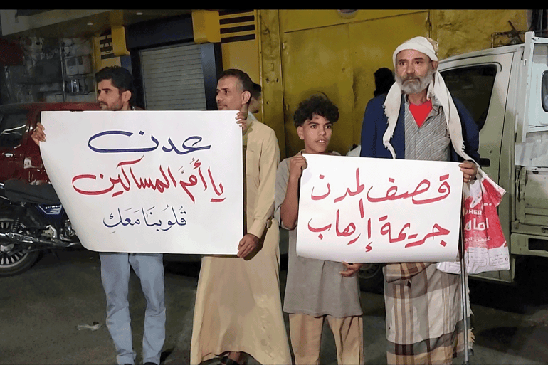 جانب من الوقفة الاحتجاجية التي نظمها أهالي تعز للتنديد بالحصار المفروض على المدينة