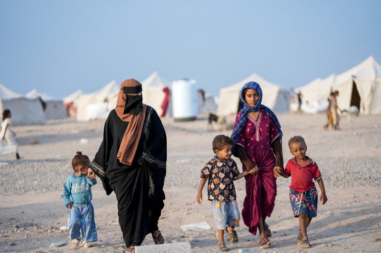 reuters_6ab69c03-1790352387 FILE PHOTO: Women and children, who fled fighting between the Houthis and government forces in Red Sea coastline areas, walk at a camp for internally displaced people near Aden, Yemen, September 19, 2026. REUTERS/Stringer TPX IMAGES OF THE DAY/File Photo