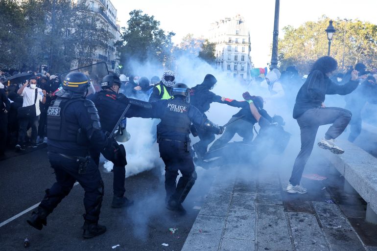 Police officers in riot gear clash with demonstrators during nationwide protests in Paris, France, October 8, 2026, to demand better school conditions. REUTERS/Pedro Nunes