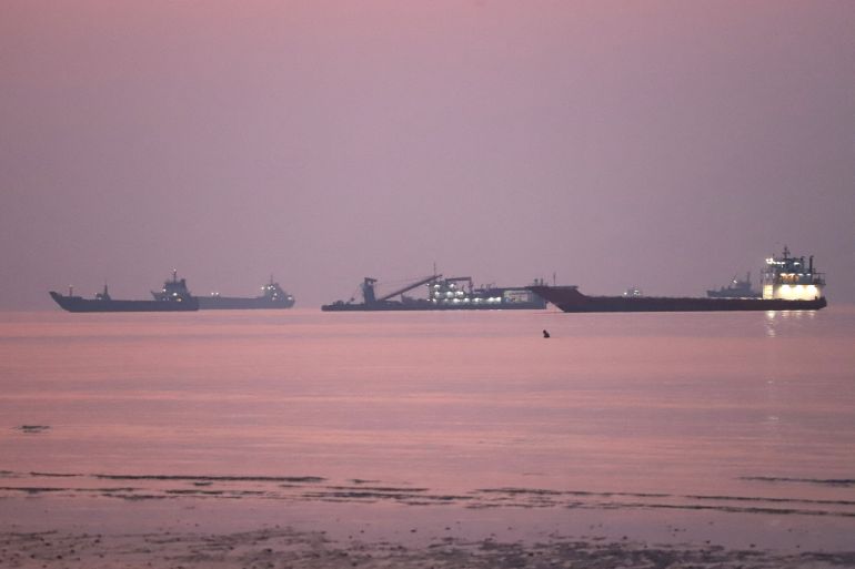 FILE PHOTO: Vessels in the Strait of Hormuz near the beach of Bandar Abbas, Iran, September 28, 2026. Amirhosein Khorgooi/ISNA/via WANA (West Asia News Agency) via REUTERS ATTENTION EDITORS - THIS PICTURE WAS PROVIDED BY A THIRD PARTY. ATTENTION EDITORS - THIS PICTURE WAS PROVIDED BY A THIRD PARTY. ISRAEL OUT. NO COMMERCIAL OR EDITORIAL SALES IN ISRAEL. NO ACCESS FOR ISRAELI MEDIA. NO USE BBC PERSIAN. NO USE VOA PERSIAN. NO USE MANOTO. NO USE IRAN INTERNATIONAL. NO USE RADIO FARDA. DIGITAL: NO USE BBC PERSIAN. NO USE VOA PERSIAN. NO USE MANOTO. NO USE IRAN INTERNATIONAL. NO USE RADIO FARDA./File Photo