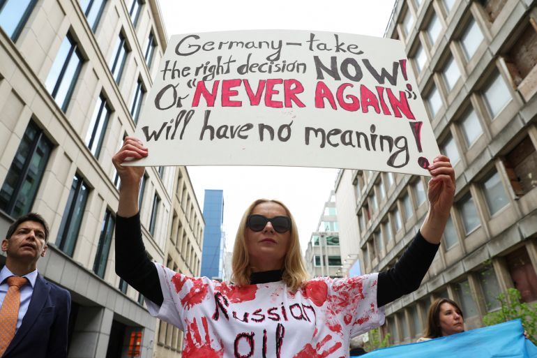 rts797zn Climate activists protest in front of the German Embassy on Earth Day, in Brussels