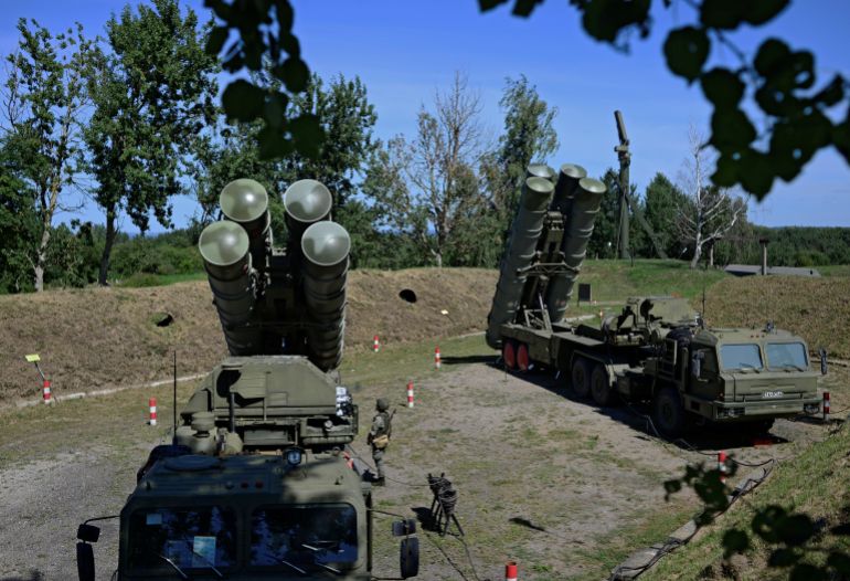 rusnato-5-1790972627 Russian S-400 missile air defence systems are seen during a training exercise at a military base in Kaliningrad region, Russia August 11, 2020. REUTERS/Vitaly Nevar