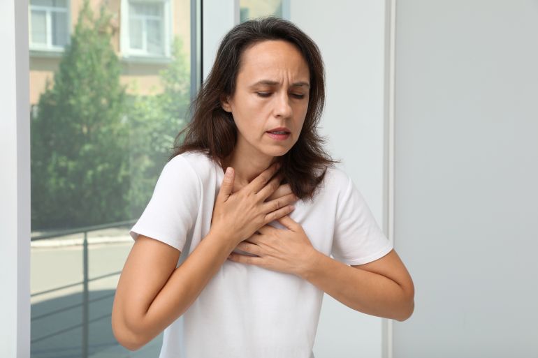 shutterstock_2058651707-1754213664 فيروسات الجهاز التنفسي قد توقظ السرطان النائم كشفت دراسة جديدة عن أن التهابات الجهاز التنفسي، مثل كوفيد-19 والإنفلونزا، تزيد من خطر إعادة تنشيط خلايا سرطان الثدي الكامن وانتشارها لدى المريضات اللواتي أصبن بالمرض سابقا، وحذرت الدراسة من أن هذا التنشيط قد يحفز ظهور أورام خبيثة جديدة، وتسلط نتائج الدراسة الضوء على ضرورة إدراك المرضى لخطر العدوى وانتشار السرطان.