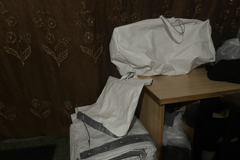 swrt-2-1791327740 صورة 2 محل الخياط عبارة عن أقمشة وبداخله ما تم صناعته من حقائب الشوادر ومجموعة من الشوادر لصناعة مزيدا من الحقائب حقائب من شظايا الخيام.. حين يغزل خياطو غزة الأمل من الشوادر المهترئة