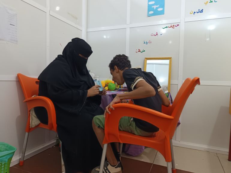 yshark-1792324356 طفل يشارك في جلسة تدريب على النطق بمؤسسة الحق في الحياة لأطفال الشلل الدماغي في عدن (الجزيرة).